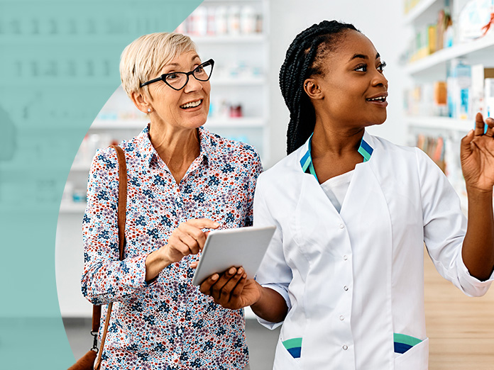 Imagen de una farmacéutica ayudando a una mujer mayor a encontrar productos sin receta